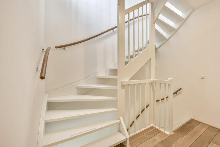 rampe d'escalier main courante en bois dans l'escalier blanc