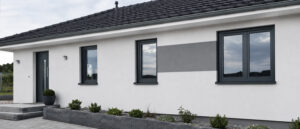 façade de la maison avec des huisseries en alu gris porte et fenêtres en aluminium
