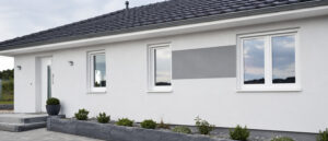 façade de la maison avec des huisseries en pvc blanc porte et fenêtres en pvc