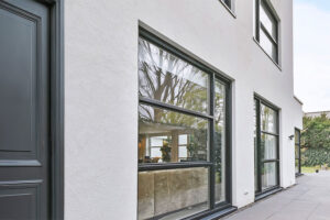façade de maison moderne avec baies vitrées et fenêtres alu anthracites