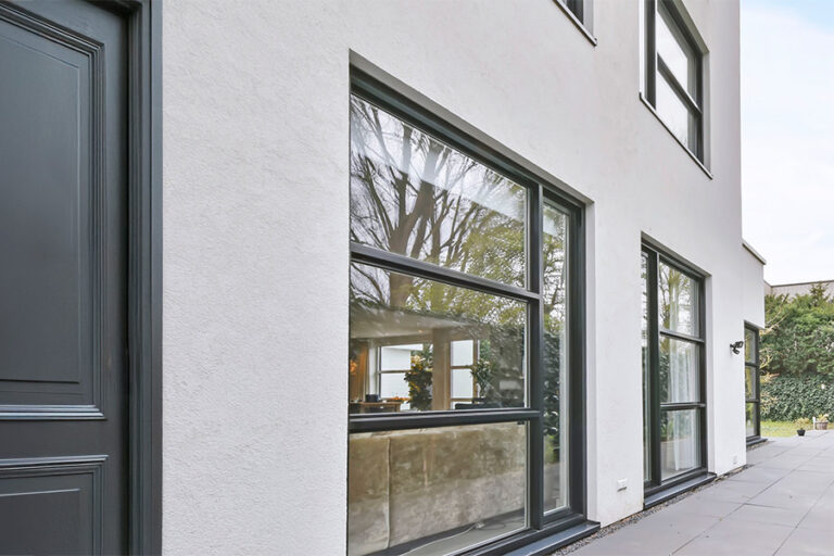 façade de maison moderne avec baies vitrées et fenêtres alu anthracites