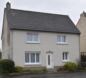 maison simple orientée nord peu ensoleillée avec des fenêtres PVC