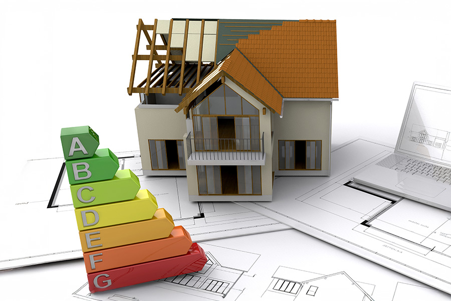 plans et maquette de maison avec les couches d'isolation thermique de la toiture et les notations de performances écologiques