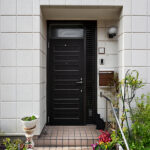 porte d'entrée à l'extérieur de la maison