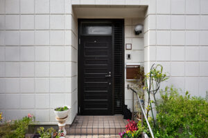 porte d'entrée à l'extérieur de la maison