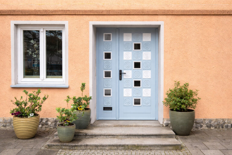 porte tierce d'entrée de maison provençale bleue