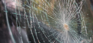 vitre brisée gros impact sur la fenêtre