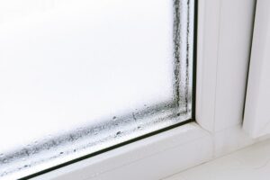 condensation d'humidité dans le double vitrage de la fenêtre