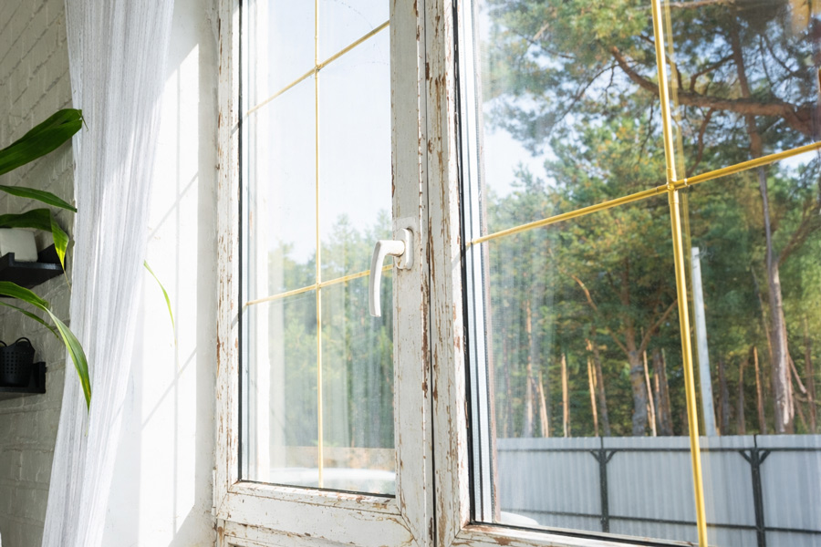 fenêtre en PVC au bout de sa durée de vie : abîmée, usée, à changer