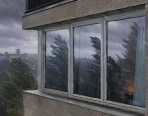 fenêtres de l'appartement en haut d'un immeuble exposé aux intempéries