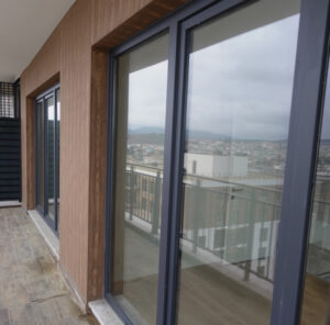 fenêtres en aluminium sur le balcon de l'immeuble moderne