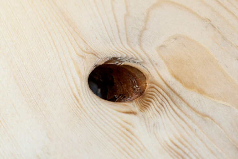 gros plan d'un trou dans du bois
