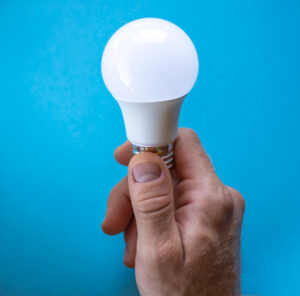 la main tient une ampoule LED