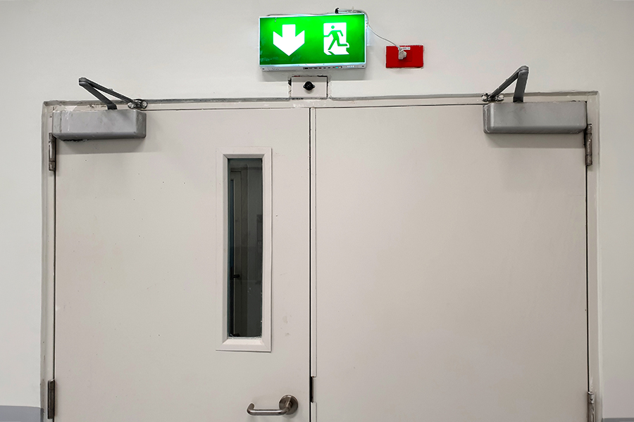 porte de sécurité issue de secours pour évacuation incendie