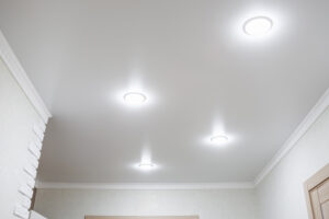 spots allumés au plafond de la pièce