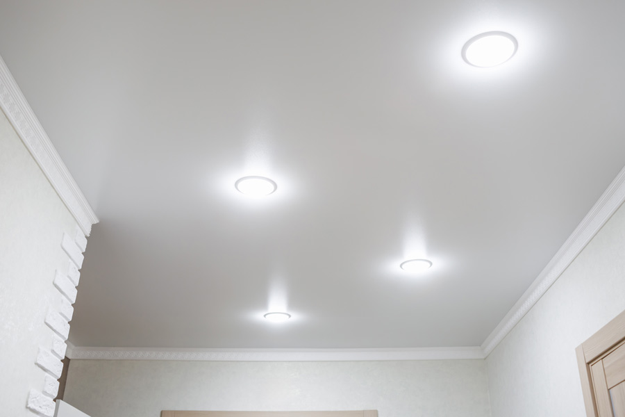 spots allumés au plafond de la pièce
