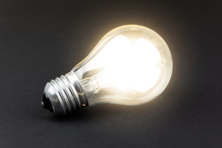 gros plan sur l'ampoule LED de la lampe allumée