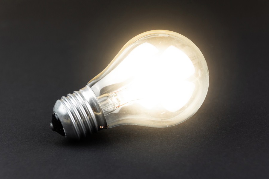 gros plan sur l'ampoule LED de la lampe allumée