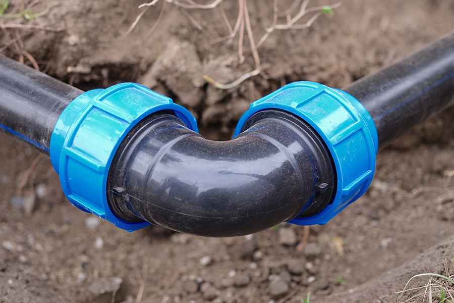 gros plan sur un raccord PE dans la tranchée extérieure pour raccorder les tuyaux