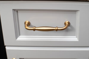 poignée de tiroir de meuble en laiton propre et brillant aspect cuivré neuf