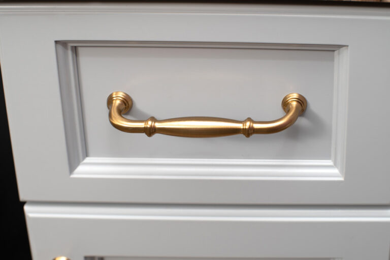 poignée de tiroir de meuble en laiton propre et brillant aspect cuivré neuf