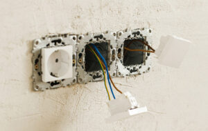 prises électriques et interrupteurs en cours d'installation au mur
