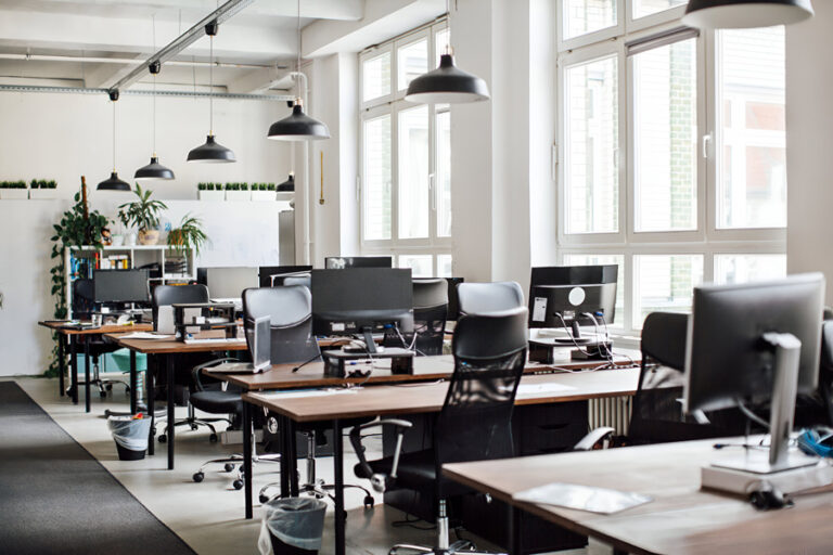bureau moderne open space espace de travail ouvert accueillant des travailleurs ERT