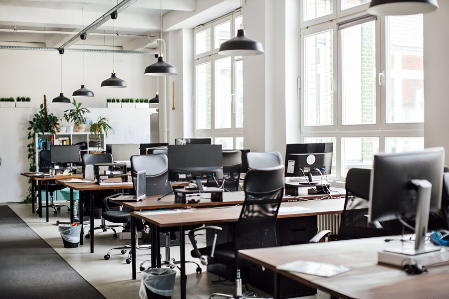 bureau moderne open space espace de travail ouvert accueillant des travailleurs ERT