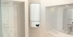 chauffe-eau thermodynamique hybride compact connecté Lydos Ariston dans la salle de bains.jpg